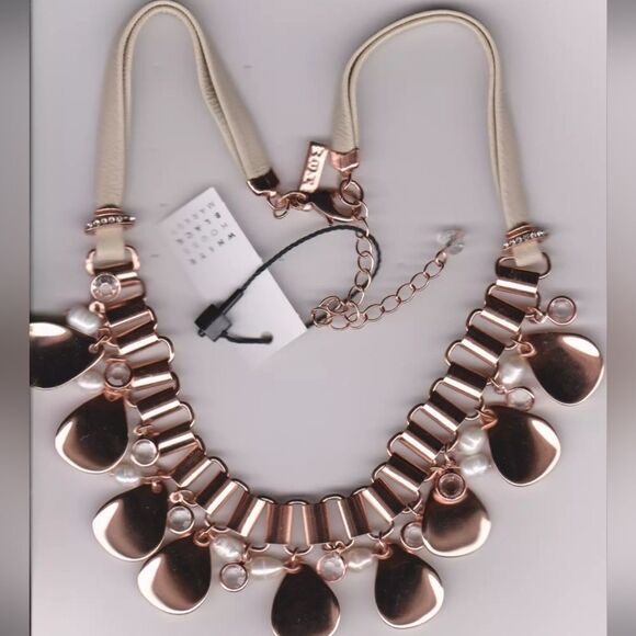 WHITE HOUSE BLACK MARKET LEATHER TEARDROP SHORT ROSE GOLD NECKLACE NWT 17"+3" - Picture 2 of 5